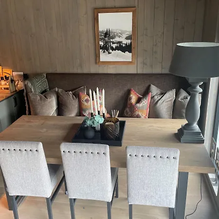 Pa Helgatun Fjellpensjonat As I Myrkdalen