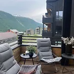 Pa Helgatun Fjellpensjonat As I Myrkdalen